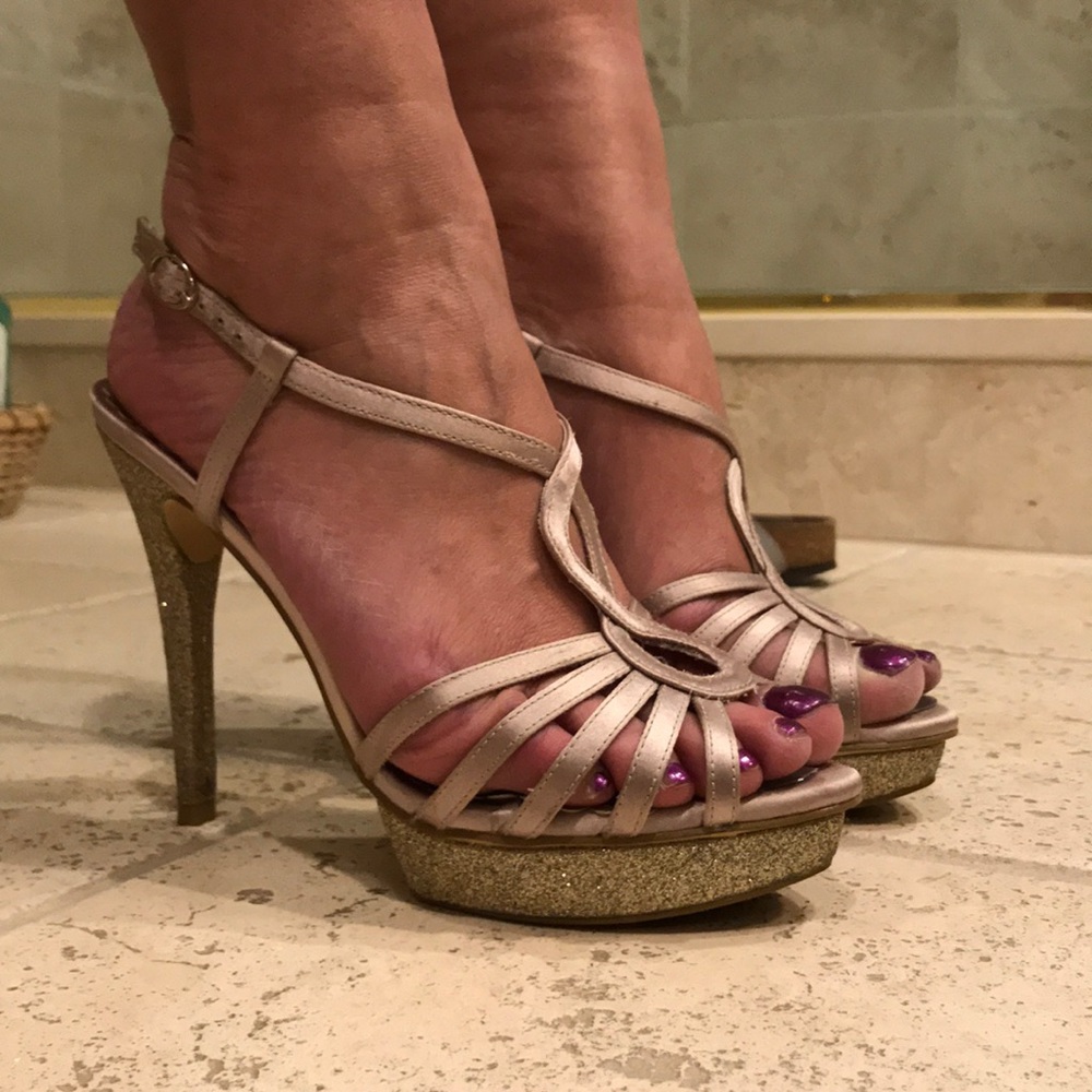 Gold glittery heels!